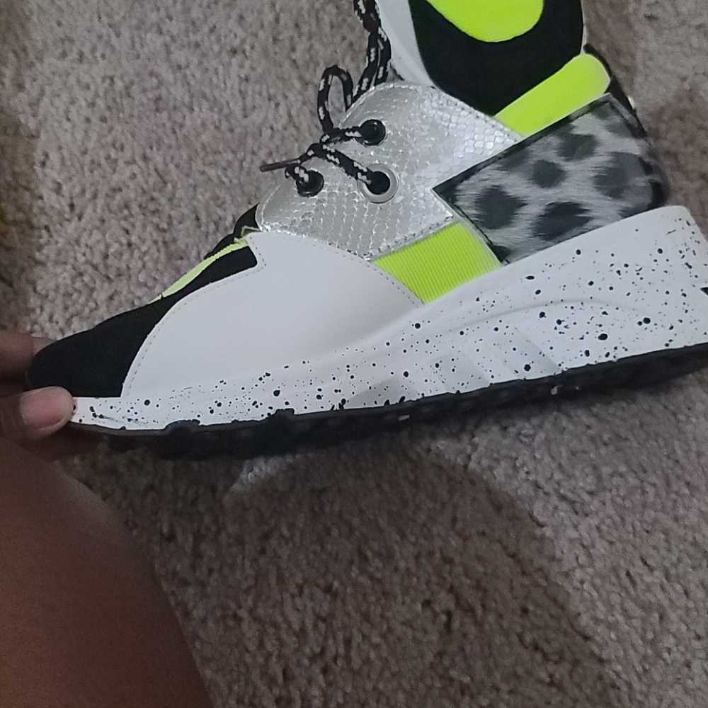 Sneaker - Picture 2 of 3